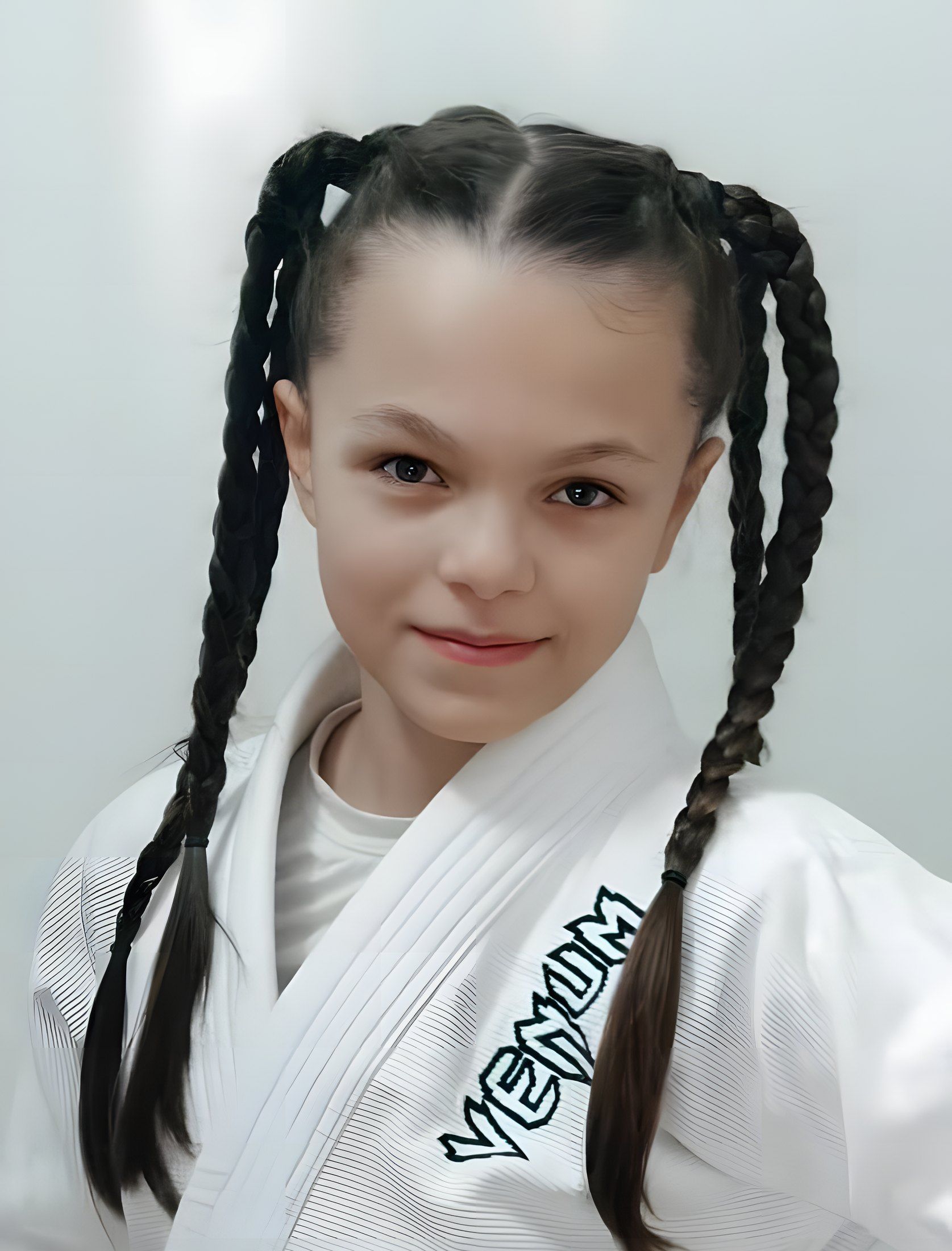 Portrét Adély v bílém kimonu na judo